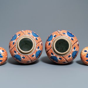 Deux paires de vases en porcelaine de Chine à fond corail et un vase à émail flambé, 19/20ème — photo 13