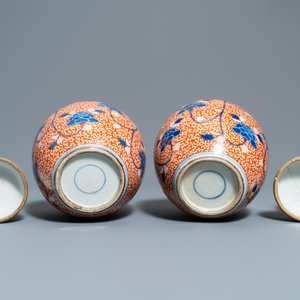 Deux paires de vases en porcelaine de Chine à fond corail et un vase à émail flambé, 19/20ème — photo 14