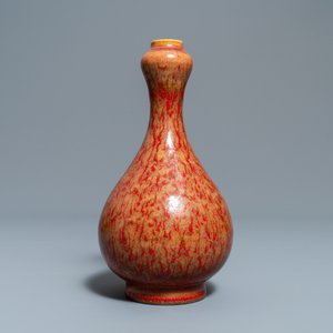Deux paires de vases en porcelaine de Chine à fond corail et un vase à émail flambé, 19/20ème — photo 17