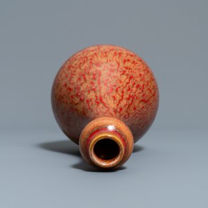 Deux paires de vases en porcelaine de Chine à fond corail et un vase à émail flambé, 19/20ème — photo 19