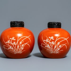 Deux paires de vases en porcelaine de Chine à fond corail et un vase à émail flambé, 19/20ème — photo 2