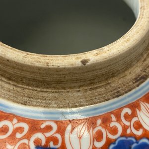 Deux paires de vases en porcelaine de Chine à fond corail et un vase à émail flambé, 19/20ème — photo 24
