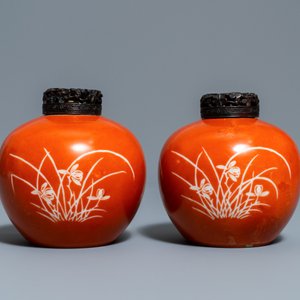 Deux paires de vases en porcelaine de Chine à fond corail et un vase à émail flambé, 19/20ème — photo 4
