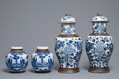 Deux paires de vases en porcelaine de Chine bleu et blanc dit "de Nankin", 19/20ème