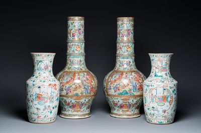 Deux paires de vases en porcelaine de Chine famille rose, 19ème