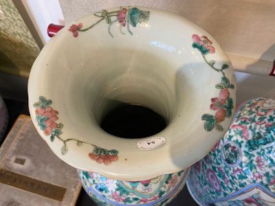 Deux paires de vases en porcelaine de Chine famille rose, 19ème — photo 3