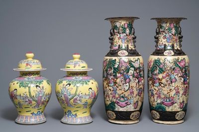 Deux paires de vases en porcelaine de Chine famille rose, 19ème