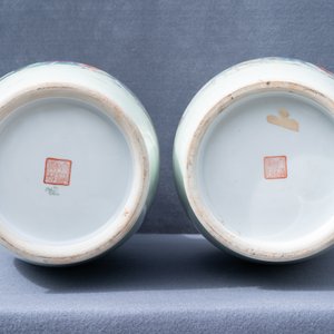 Deux paires de vases en porcelaine de Chine famille rose, marques de Qianlong, République — photo 16