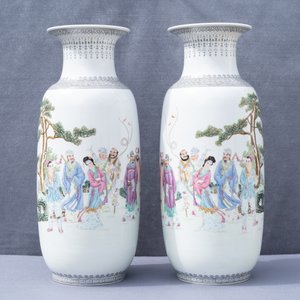 Deux paires de vases en porcelaine de Chine famille rose, marques de Qianlong, République — photo 17