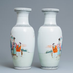 Deux paires de vases en porcelaine de Chine famille rose, marques de Qianlong, République — photo 3