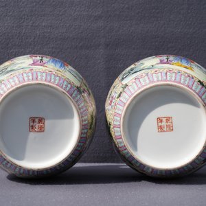 Deux paires de vases en porcelaine de Chine famille rose, marques de Qianlong, République, 20ème — photo 19