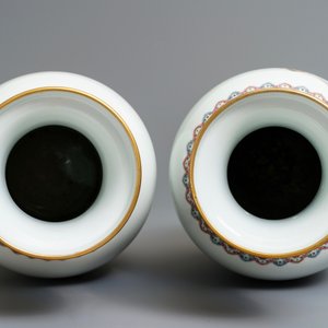 Deux paires de vases en porcelaine de Chine famille rose, marques de Qianlong, République, 20ème — photo 7