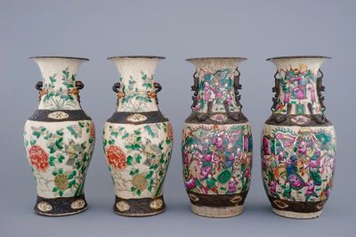 Deux paires de vases en porcelaine de Chine famille verte et rose sur fond craquelé, 19ème