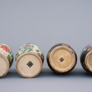 Deux paires de vases en porcelaine de Chine famille verte et rose sur fond craquelé, 19ème — photo 6