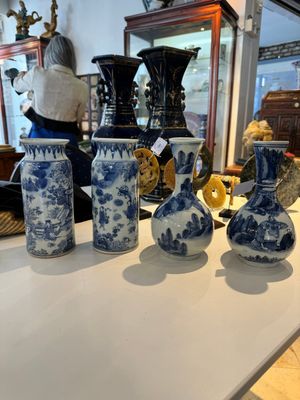 Deux paires de vases en porcelaine du Japon en bleu et blanc à décor de personnages dans un paysage, Edo, 17ème — photo 1