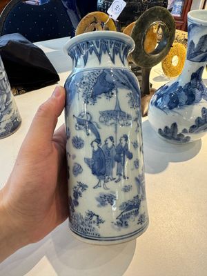 Deux paires de vases en porcelaine du Japon en bleu et blanc à décor de personnages dans un paysage, Edo, 17ème — photo 12