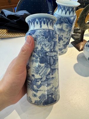 Deux paires de vases en porcelaine du Japon en bleu et blanc à décor de personnages dans un paysage, Edo, 17ème — photo 18