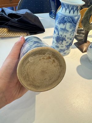 Deux paires de vases en porcelaine du Japon en bleu et blanc à décor de personnages dans un paysage, Edo, 17ème — photo 22