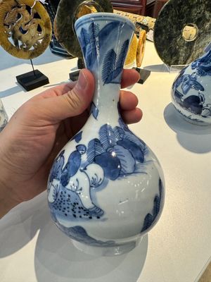Deux paires de vases en porcelaine du Japon en bleu et blanc à décor de personnages dans un paysage, Edo, 17ème — photo 8