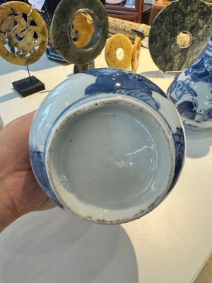 Deux paires de vases en porcelaine du Japon en bleu et blanc à décor de personnages dans un paysage, Edo, 17ème — photo 10
