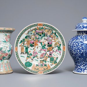 Deux paires de vases et un plat en porcelaine de Chine famille rose et bleu et blanc, 19ème — photo 1
