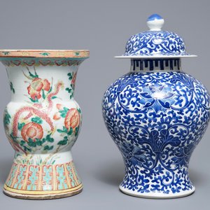 Deux paires de vases et un plat en porcelaine de Chine famille rose et bleu et blanc, 19ème — photo 7