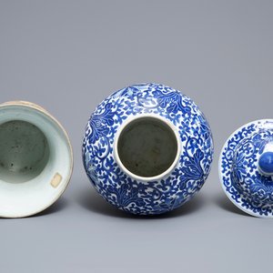 Deux paires de vases et un plat en porcelaine de Chine famille rose et bleu et blanc, 19ème — photo 8