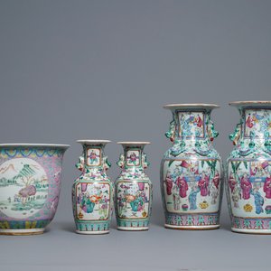 Deux paires de vases et une jardinière en porcelaine de Chine famille rose, 19ème — photo 1