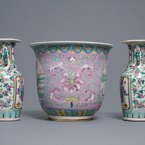 Deux paires de vases et une jardinière en porcelaine de Chine famille rose, 19ème — photo 11