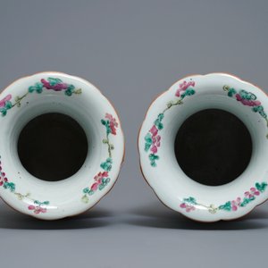 Deux paires de vases et une jardinière en porcelaine de Chine famille rose, 19ème — photo 6