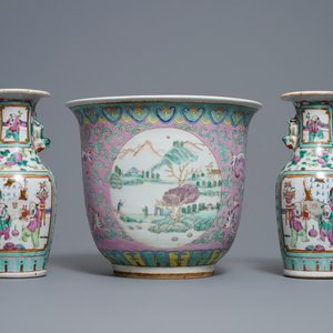 Deux paires de vases et une jardinière en porcelaine de Chine famille rose, 19ème — photo 10