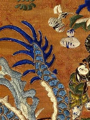 Deux panneaux en soie brodée à décor de 'cent garçons' et 'oiseaux et fleurs', Chine, 19ème — photo 4