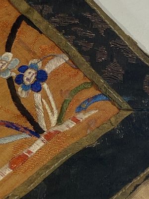 Deux panneaux en soie brodée à décor de 'cent garçons' et 'oiseaux et fleurs', Chine, 19ème — photo 5