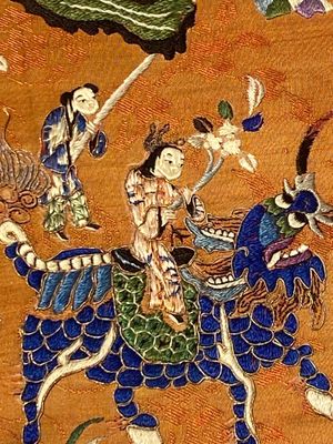 Deux panneaux en soie brodée à décor de 'cent garçons' et 'oiseaux et fleurs', Chine, 19ème — photo 7