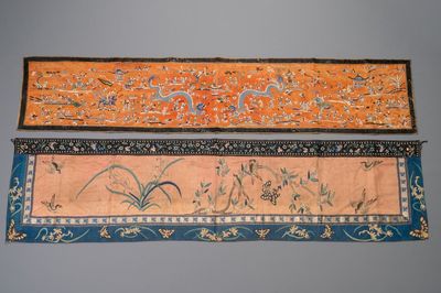 Deux panneaux en soie brodée à décor de 'cent garçons' et 'oiseaux et fleurs', Chine, 19ème