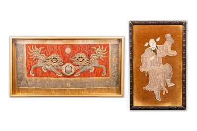 Deux panneaux en soie brodée à fil d'or et argent à décor de lions et Guandi, Chine, 19ème
