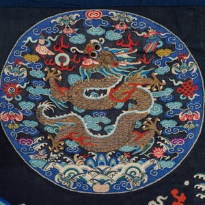 Deux panneux de forme rectangulaire en soie brodée et peinte, Chine, 19/20ème — photo 4