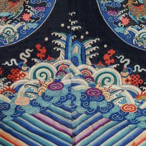 Deux panneux de forme rectangulaire en soie brodée et peinte, Chine, 19/20ème — photo 6