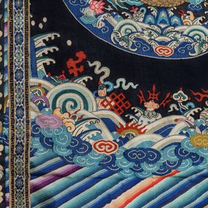 Deux panneux de forme rectangulaire en soie brodée et peinte, Chine, 19/20ème — photo 8
