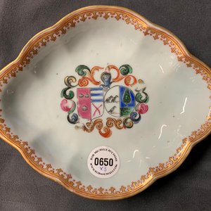 Deux pattipans et un plateau à cuillères en porcelaine de Chine famille rose armoriée pour le marché hollandais, Qianlong — photo 11