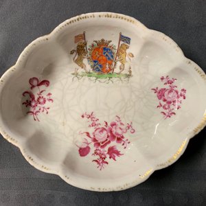 Deux pattipans et un plateau à cuillères en porcelaine de Chine famille rose armoriée pour le marché hollandais, Qianlong — photo 4