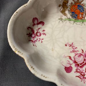 Deux pattipans et un plateau à cuillères en porcelaine de Chine famille rose armoriée pour le marché hollandais, Qianlong — photo 5
