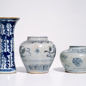 Deux petites potiches en porcelaine de Chine bleu et blanc, Ming, et un vase, Kangxi — photo 4