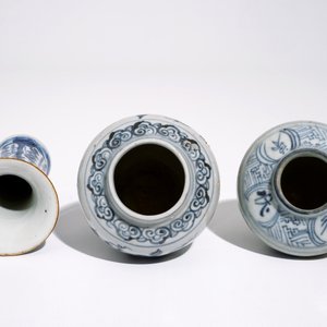 Deux petites potiches en porcelaine de Chine bleu et blanc, Ming, et un vase, Kangxi — photo 5