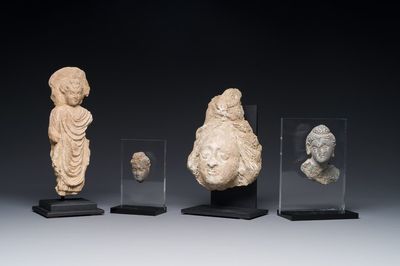 Deux petites têtes de Bodhisattva en schiste gris, une sculpture d'un Bodhisattva et une tête féminine en stuc, Gandhara, 1/4ème