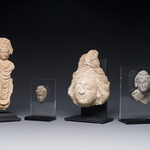 Deux petites têtes de Bodhisattva en schiste gris, une sculpture d'un Bodhisattva et une tête féminine en stuc, Gandhara, 1/4ème — photo 1