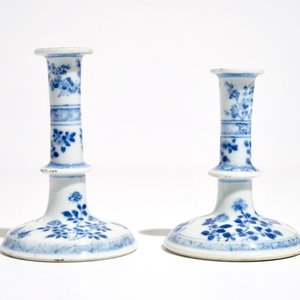 Deux petits bougeoirs en porcelaine de Chine bleu et blanc, Kangxi — photo 3