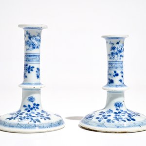 Deux petits bougeoirs en porcelaine de Chine bleu et blanc, Kangxi — photo 5