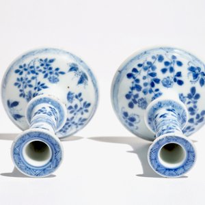 Deux petits bougeoirs en porcelaine de Chine bleu et blanc, Kangxi — photo 7