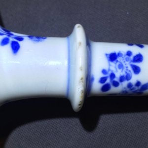 Deux petits bougeoirs en porcelaine de Chine bleu et blanc, Kangxi — photo 9